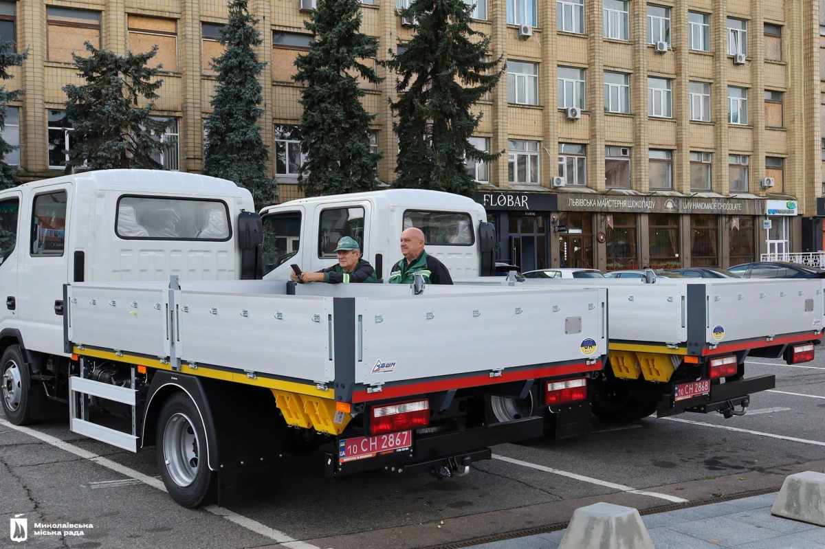 Миколаїв отримав чотири вантажівки JAC для відновлення міста