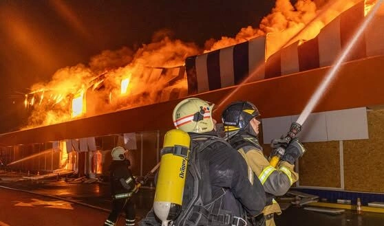 Росіяни після удару по останньому «Епіцентру» в Харкові атакували гіпермаркет у Полтаві — спалахнула пожежа