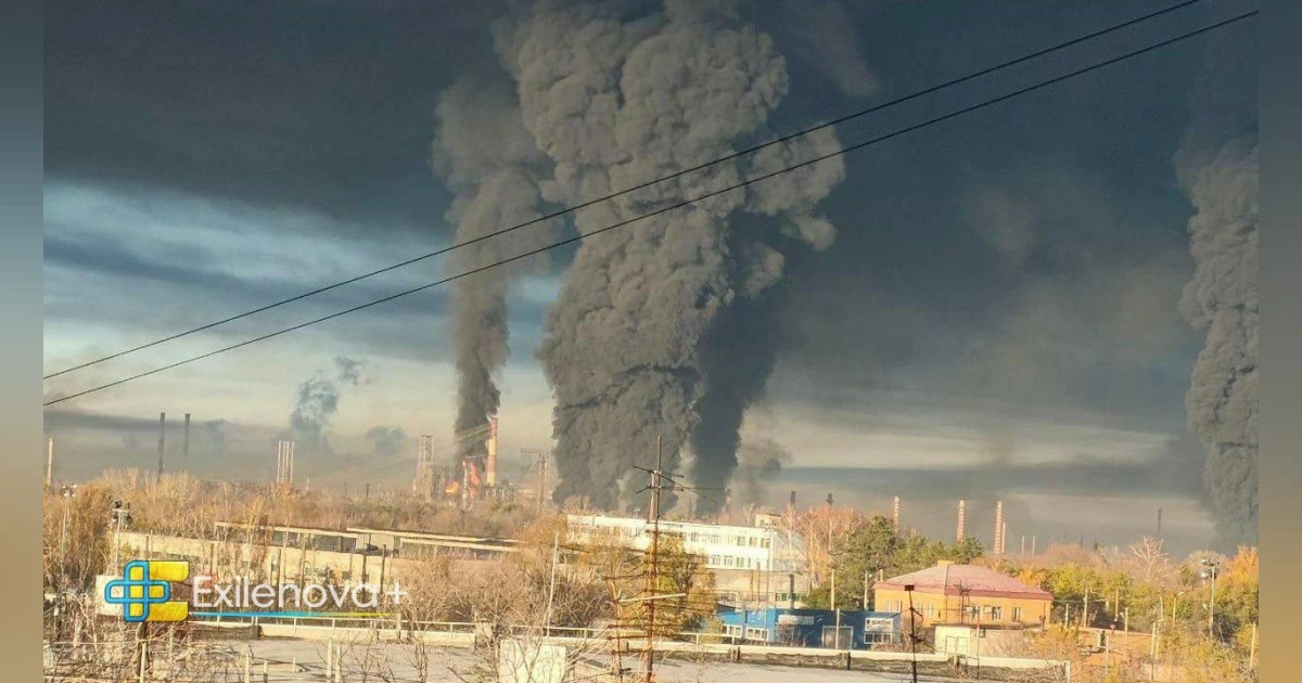 У росії дрони підпалили НПЗ із паливом для військової авіації: у Москві зупиняли аеропорти