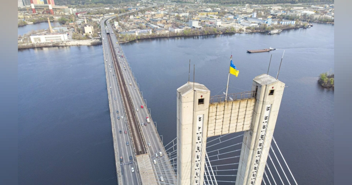Південний міст у Києві частково відкривають після атаки: кому дозволять проїзд і які обмеження діятимуть