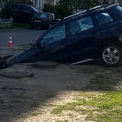 У Києві авто провалилося в яму під час гідравлічних випробувань тепломереж: подробиці