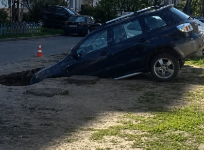 У Києві авто провалилося в яму під час гідравлічних випробувань тепломереж: подробиці