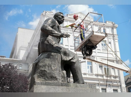 Пліснява й зруйновані постаменти: у Києві демонтують укриття з пам’ятників